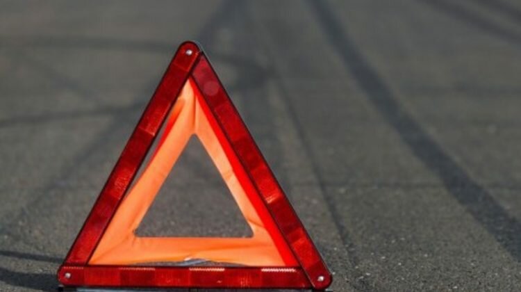 У Гайсині легковик влетів в залізобетонну опору мосту